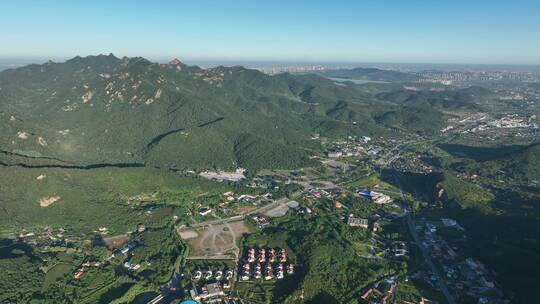 航拍辽宁千山山谷村庄风景