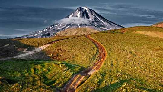 吉普车在远离火山天线的路上