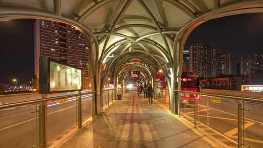 成都二环高架桥公交站夜景繁忙的交通延时