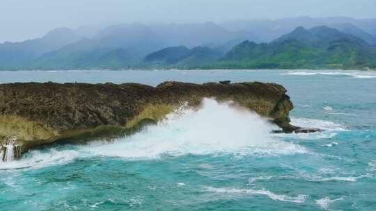 FPV穿越机无人机航拍海浪冲击礁石沙滩海岸