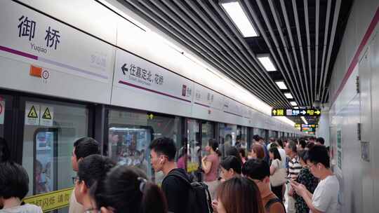 上海地铁上下班高峰期