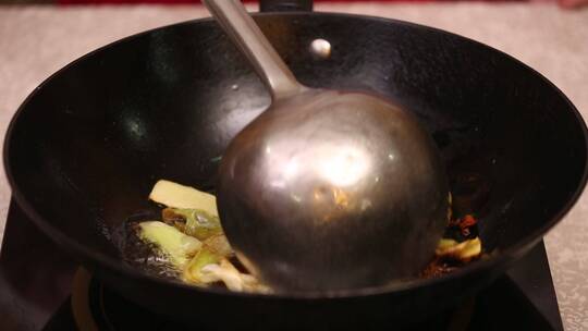 热锅凉油加底油葱姜蒜炝锅