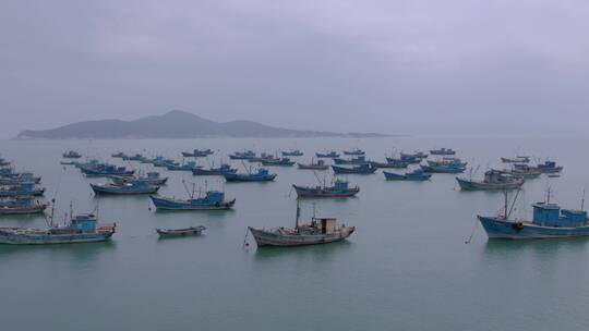 大海上停靠的渔船航拍