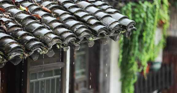 （慢镜）中国千年古镇乌镇下雨天屋檐滴水