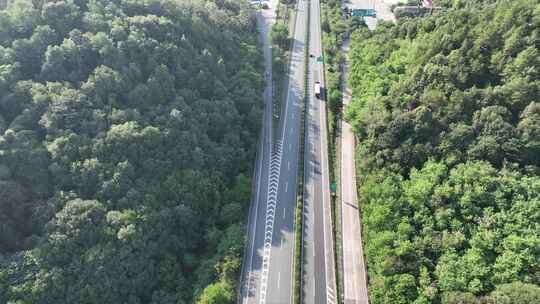 俯拍高速公路上行驶的货车汽车