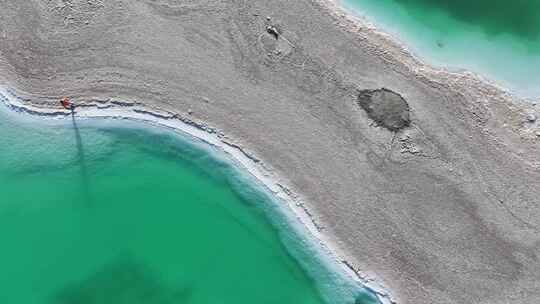 青海海西大柴旦翡翠湖人物沙地航拍视频