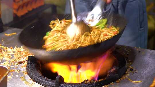 夜市美食蛋炒饭铁锅炒河粉火爆热门