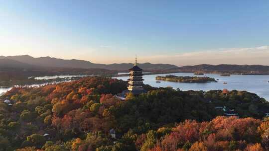 秋天的杭州西湖雷峰塔日落风光