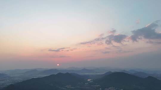 山间日落时分的美丽自然风光