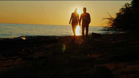 情侣在海边牵手看日出日落剪影视频素材模板下载