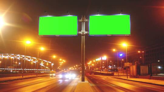 城市街道上有绿屏的广告牌