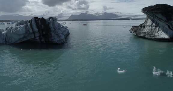 冰岛水中的冰川冰山，空中