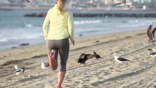 一个女人在沙滩上奔跑视频素材模板下载