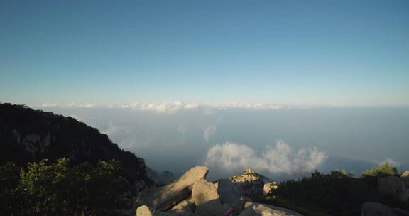 泰山山顶游客观看日出太阳升起