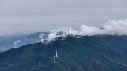 山顶云海中的风力发电厂