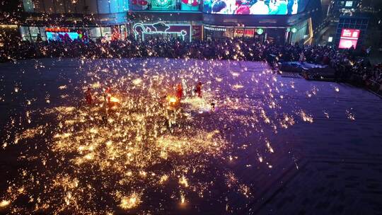 传统非遗打铁花表演跨年夜春节徐州弘阳广场