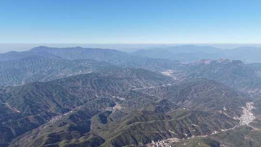 高空俯瞰连绵起伏的山脉和村庄