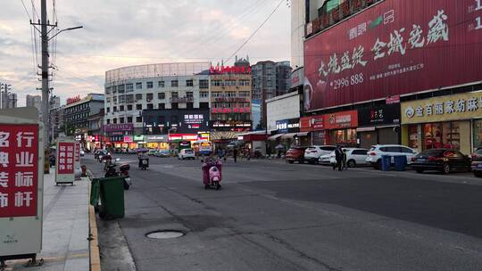 城市街道马路建筑步行街街商铺菜市场人流