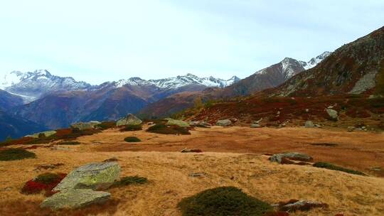 秋季山和雪山