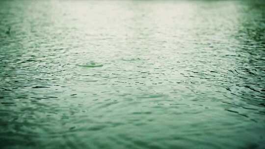 雨天12雨滴滴落在水面上