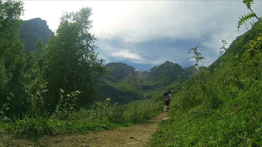 游客背着背包去登山