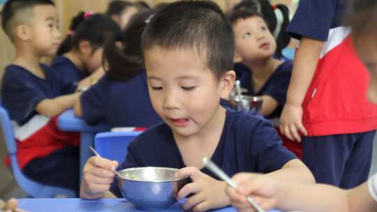 幼儿园孩子在教室吃饭