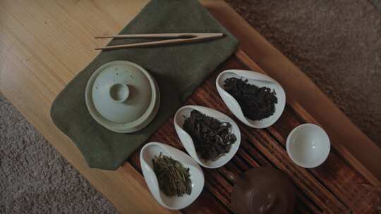 木桌上的茶具特写