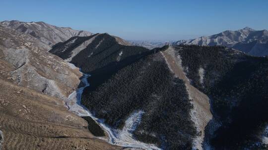 航拍大雪过后的山峰峡谷美景