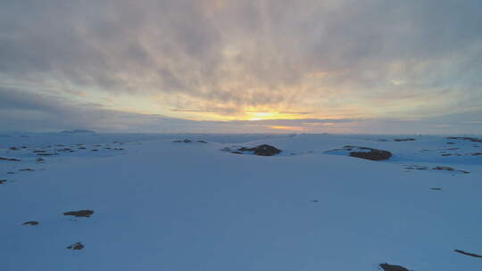 南极洲日出冰川上空鸟瞰
