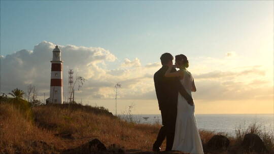 浪漫情侣恋人海边拥抱看夕阳视频素材模板下载
