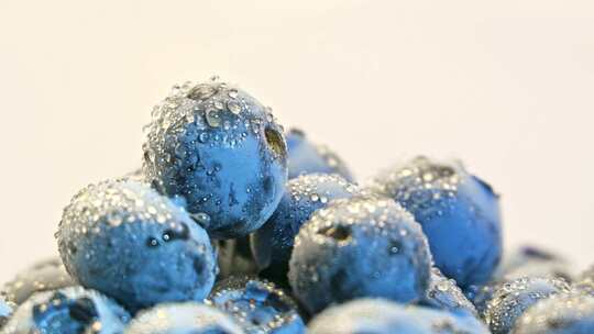 新鲜有水珠的蓝莓摆盘展示特写