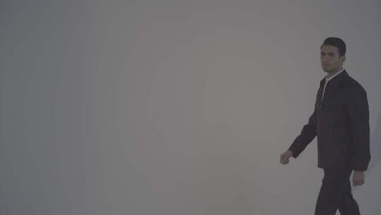 外国男模走过来  男装商务