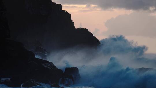 海浪撞击岩石的慢动作
