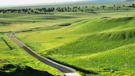内蒙古大草原上的一条路