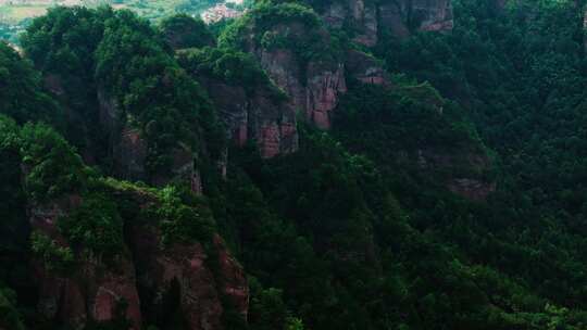 拔地而起的山峰