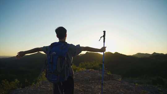 阳光少年山顶奔跑欢呼攀登高峰成功登顶