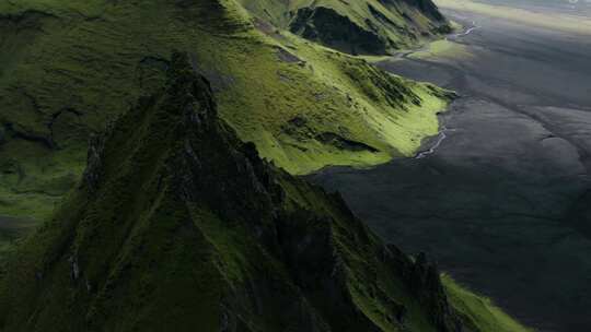 4k风景航拍冰岛黑沙滩绿色山脉视频素材模板下载