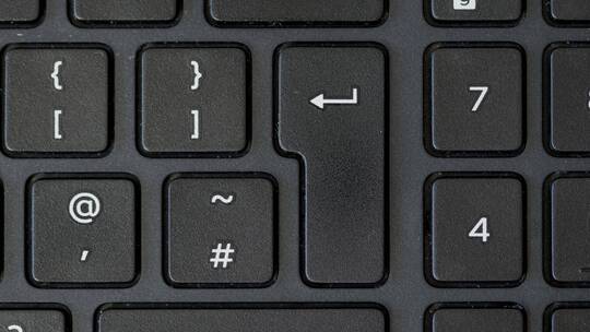 顶视图手指按下输入键盘按钮