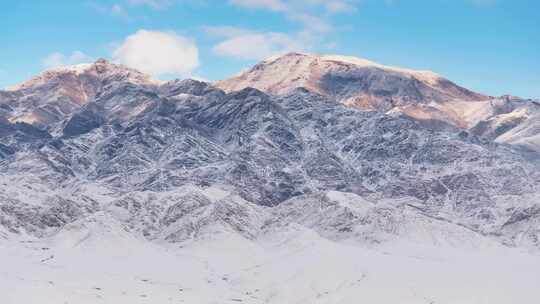 新疆伊犁冬季雪山