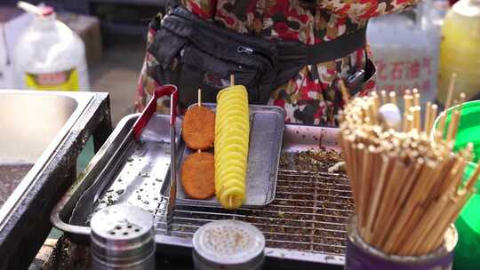 街头小吃摊油炸食物