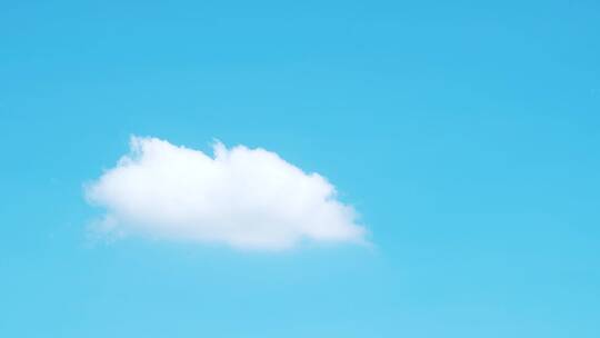 小清新蓝天白云翻滚云朵飘动唯美天空云蓝色