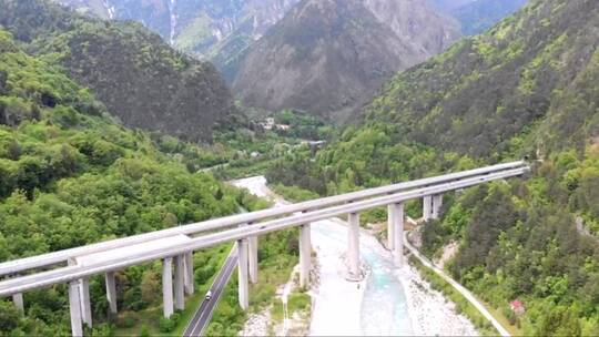 飞过水泥桥公路