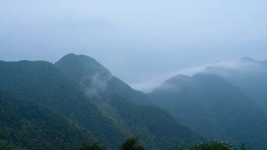 云雾缭绕的大山高山延时摄影