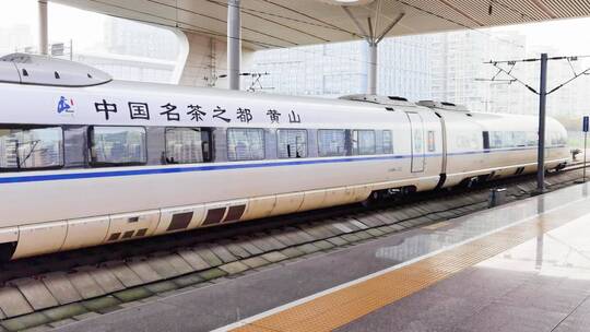 中国铁路高铁和谐号出站进站铁路运输交通