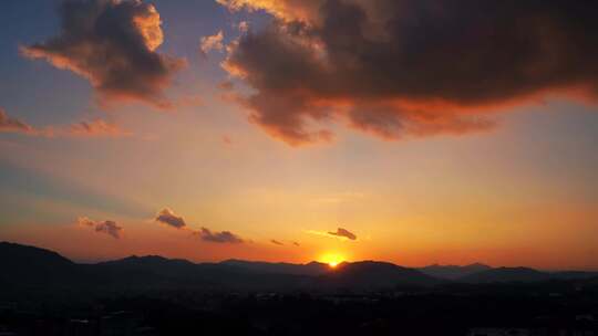 傍晚山峰日落延时唯美夕阳乡村黄昏天空晚霞