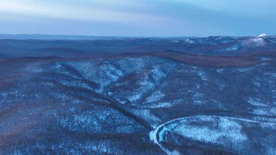 大兴安岭冬天森林雪景山峦起伏沟壑纵横