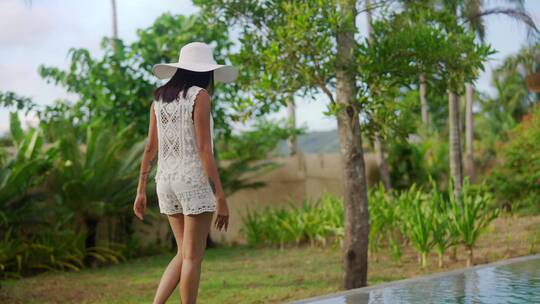女人在菲律宾度假村散步视频素材模板下载
