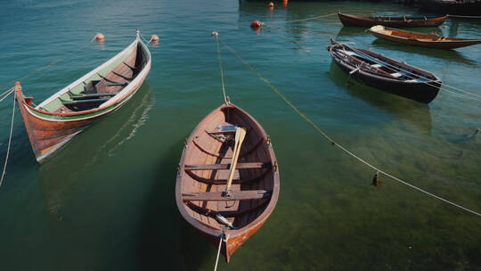 几艘木船停泊在海上的宁静景观