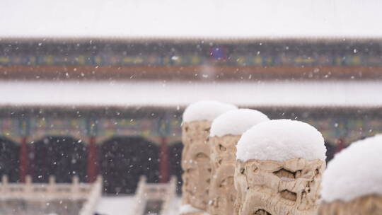 慢镜头拍摄雪中的故宫金水桥石栏杆中景