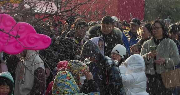 城市人工降雪人群开心聚集场景慢动作